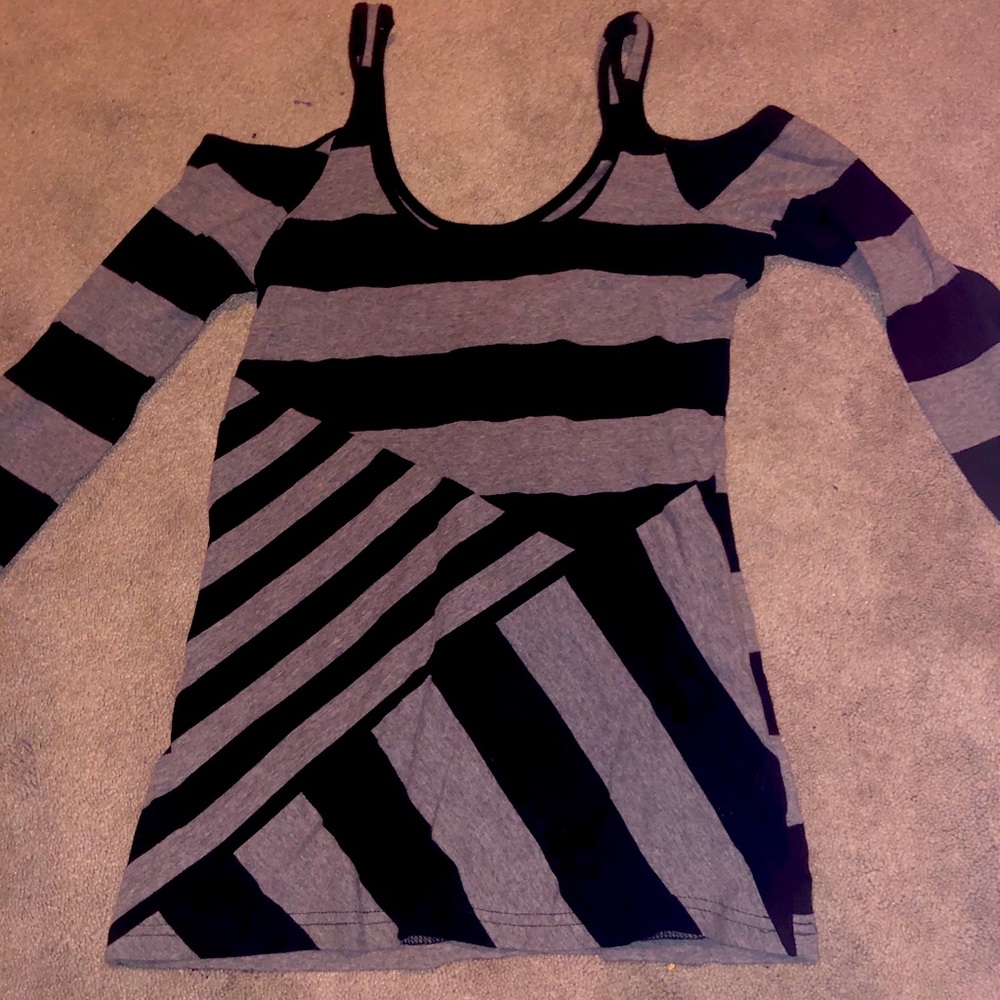 Guess Cold Shoulder Tshirt